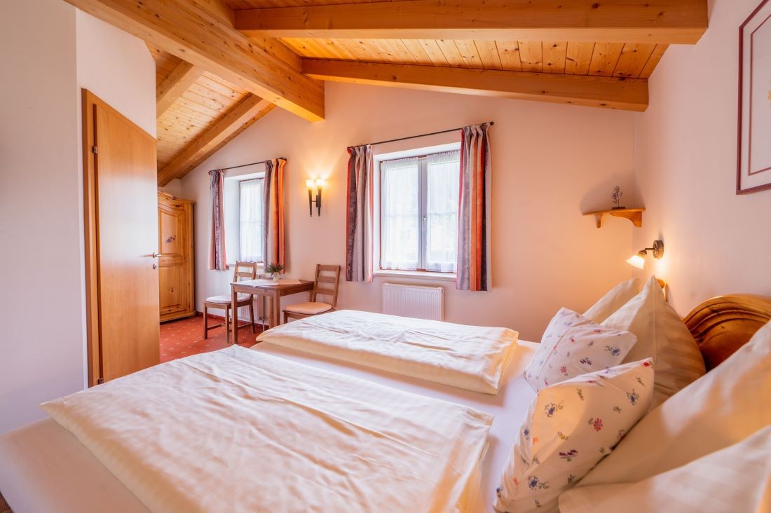 Schlafzimmer mit Doppelbett