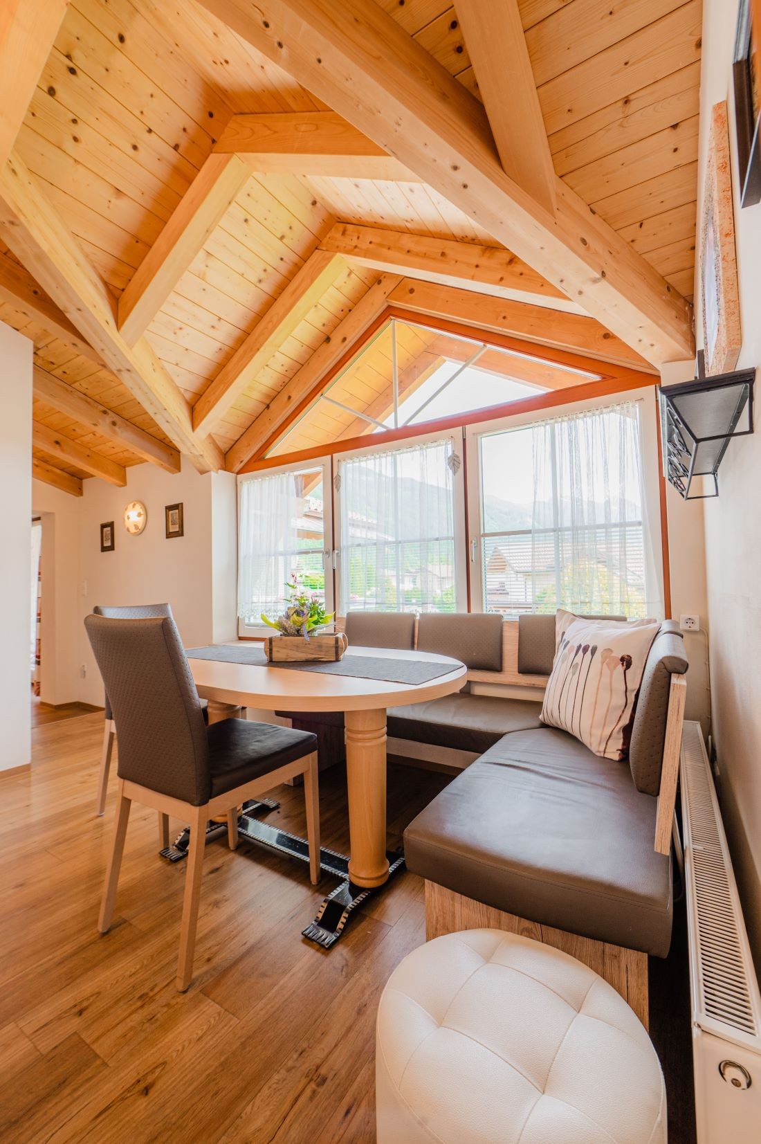 Wohnküche mit Essecke und Panoramablick