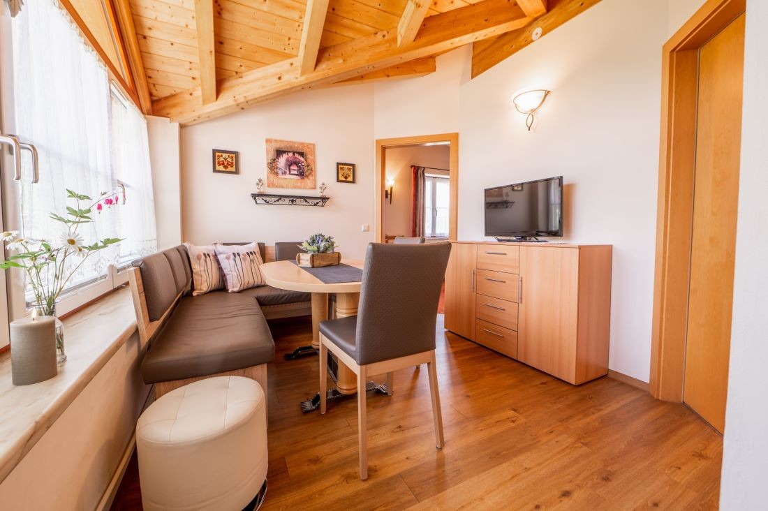 Wohnküche mit Essecke und Panoramablick