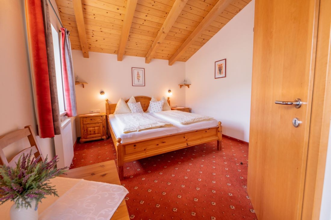 Schlafzimmer mit Doppelbett