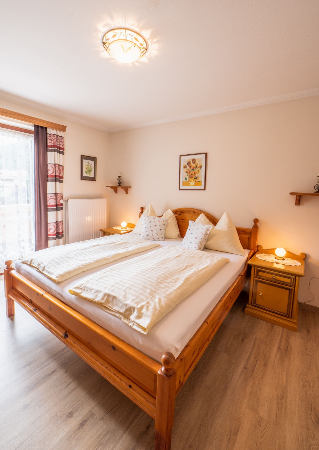 Schlafzimmer mit Doppelbett